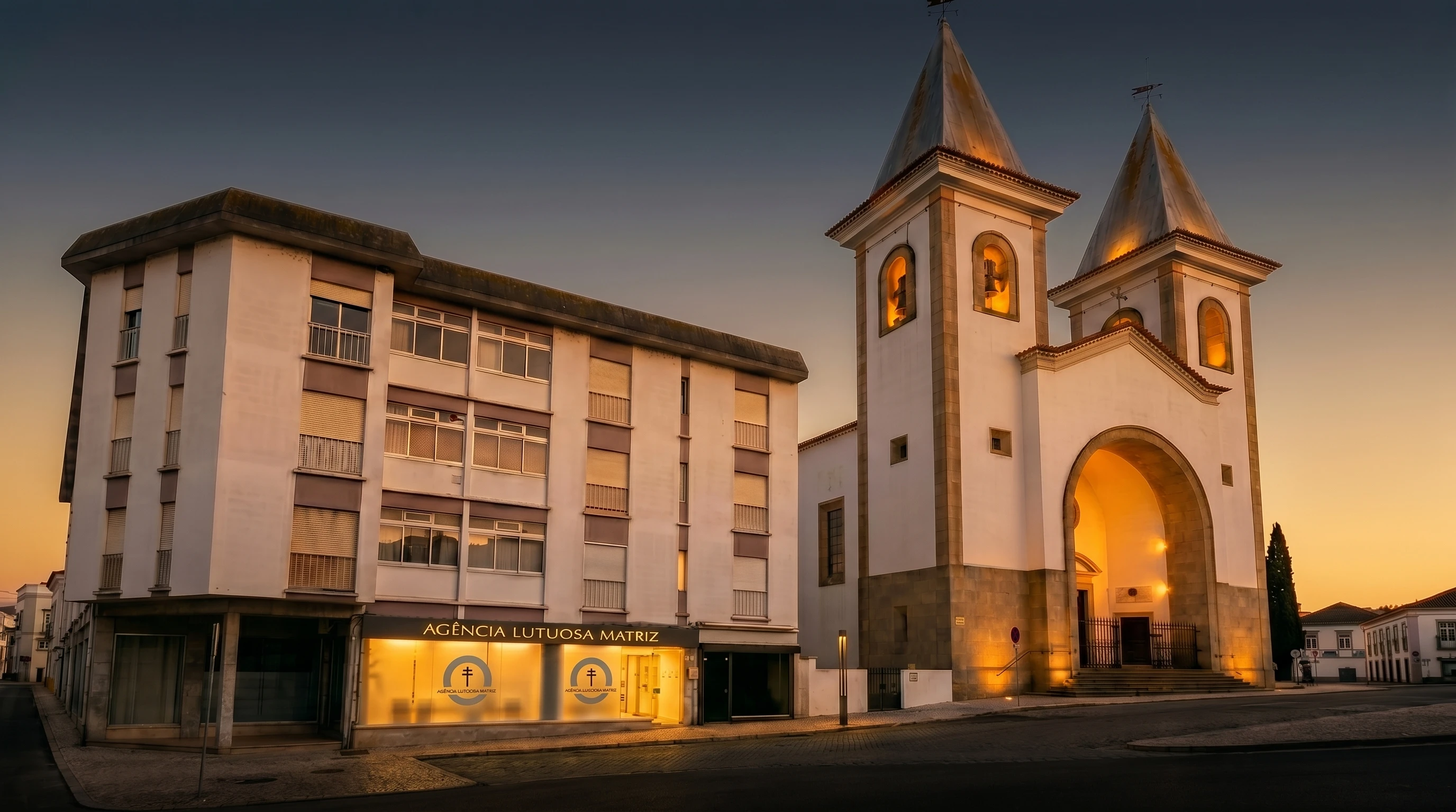 Agência Lutuosa Matriz junto à Igreja de Coruche ao pôr do sol